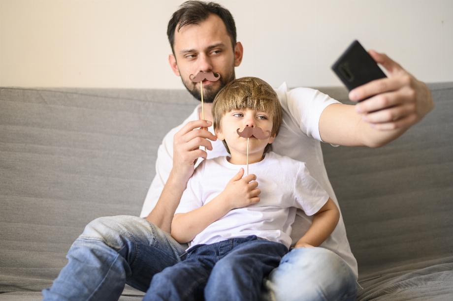 Le téléchargement de photos d'enfants sur des réseaux est connu sous le nom de partage et est une activité qui peut mettre leur sécurité, leur vie privée et leur identité en danger. (Freepik)