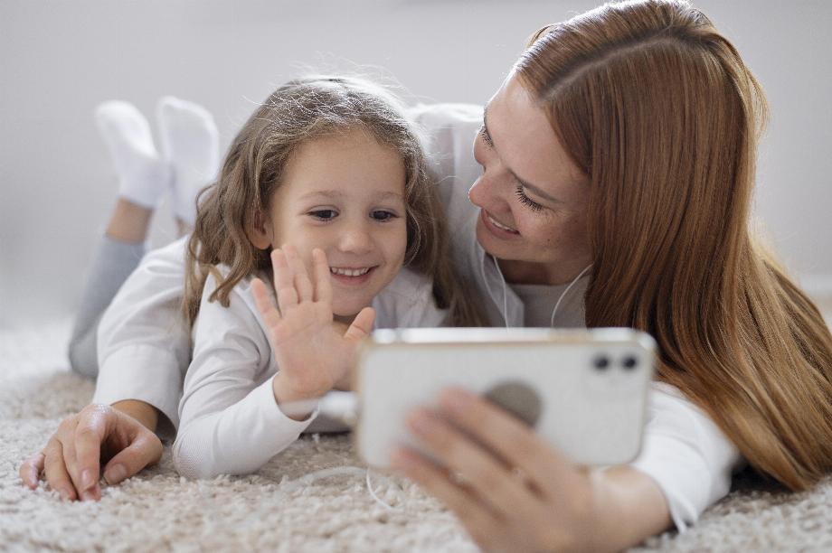 Le téléchargement de photos d'enfants sur des réseaux est connu sous le nom de partage et est une activité qui peut mettre leur sécurité, leur vie privée et leur identité en danger. (Freepik)