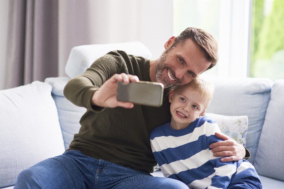 Le téléchargement de photos d'enfants sur des réseaux est connu sous le nom de partage et est une activité qui peut mettre leur sécurité, leur vie privée et leur identité en danger. (Freepik)