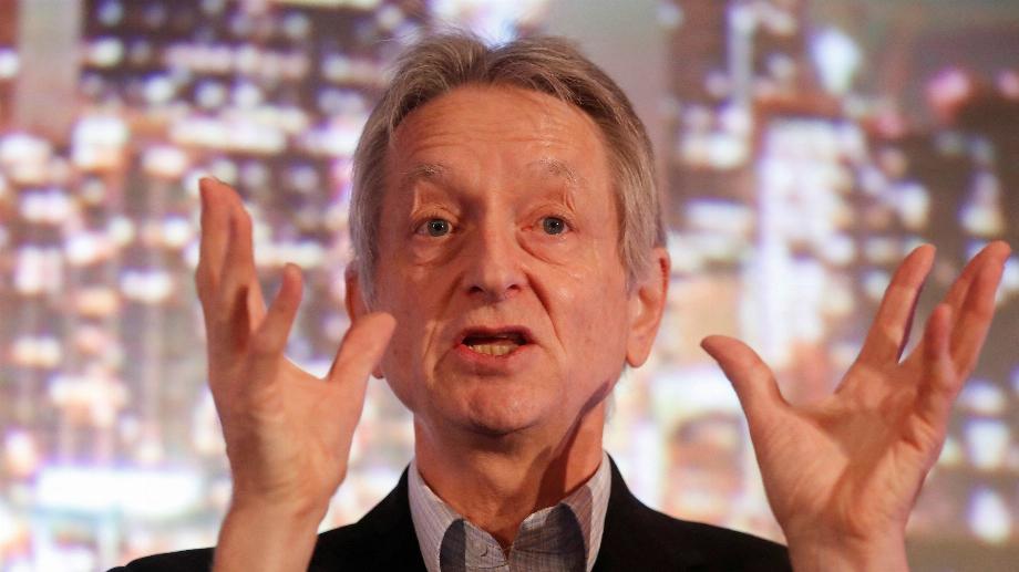 PHOTO DE DOSSIER: Geoffrey Hinton, pionnier de l'intelligence artificielle, prend la parole lors du sommet Thomson Reuters Risk and Finance à Toronto, le 4 décembre 2017 (Reuters)
