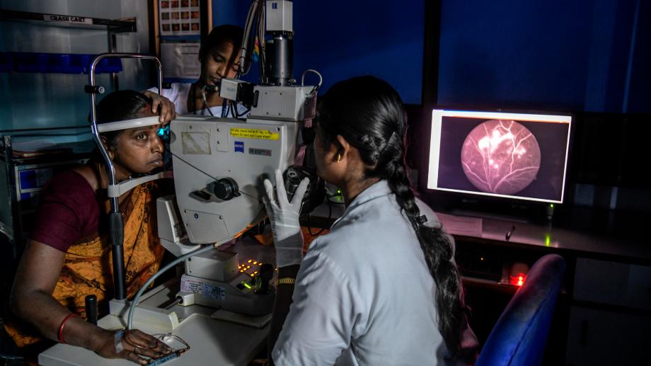 Un technicien examine un patient à l'hôpital ophtalmologique Aravind de Madurai, en Inde. L'hôpital utilise un système Google qui s'appuie sur l'intelligence artificielle pour diagnostiquer un problème rétinien. Aujourd'hui, l'Inde est prête pour la révolution numérique comme aucun autre pays en développement. (Crédit Atul Loke pour le New York Times)