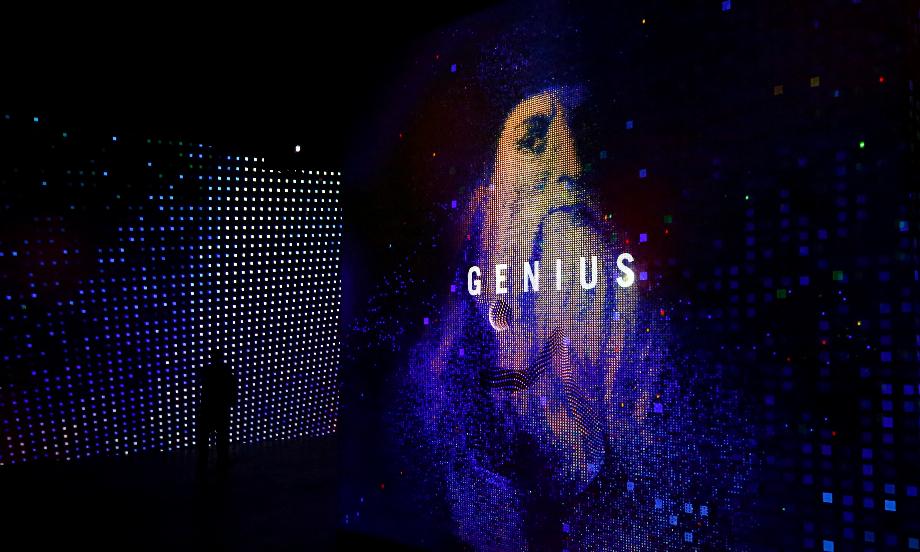 Les gens assistent à une avant-première avant l'ouverture d'un nouveau spectacle interactif de haute technologie qui invite les visiteurs dans l'esprit et le génie de Léonard de Vinci à Berlin, en Allemagne. REUTERS/Joachim Herman