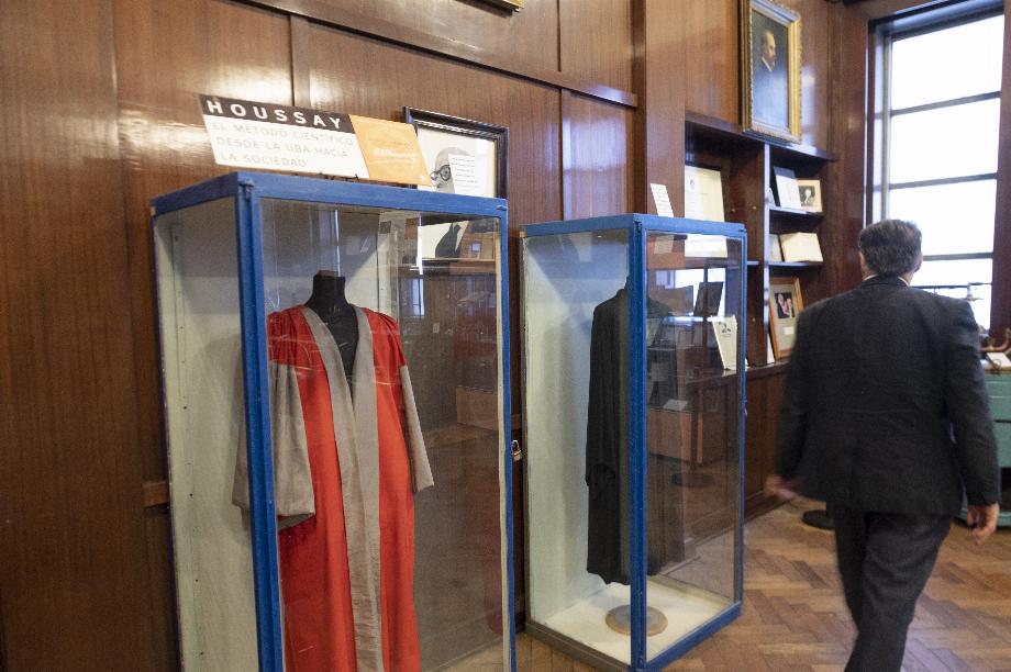 Brusco se promène dans le musée de la Faculté de médecine de l'UBA qu'il a lui-même promu. Il y a de précieux outils médicaux historiques, des instruments, des incunables, des écrits et des vêtements de Favaloro et des œuvres des lauréats du prix Nobel Leloir, Houssay et Milstein. Un héritage culturel de la médecine et des scientifiques argentins pour la postérité (Gastón Taylor)