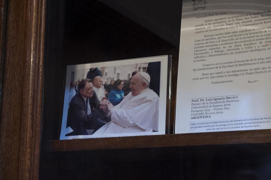 Brusco sauve surtout les idées du pape François, qui, avec l'écrivain israélien Yval Harari, les sauve comme les deux grands penseurs de cette époque. La véritable clé du changement et de la transformation est la paix et la fin du fossé qui polarise et divise les sociétés. (Gaston Taylor)