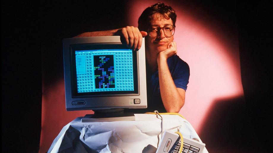 Selon Bill Gates, le travail d'équipe et l'étude du code des autres sont les moyens par lesquels un développeur de logiciels doit exceller (Austral International/Shutterstock)