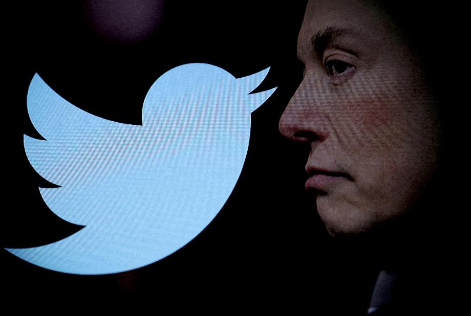 FILE PHOTO: Le logo Twitter et une photo d'Elon Musk sont affichés à la loupe dans cette illustration prise le 27 octobre 2022. REUTERS / Dado Ruvic / Illustration / File Photo