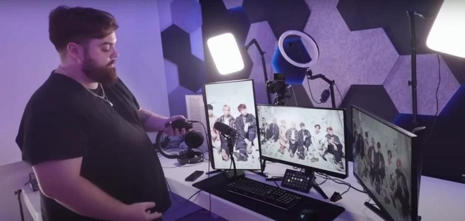 Le streamer espagnol, Ibai Llanos, dispose d'un ordinateur à trois écrans à partir duquel il diffuse en direct. (Capture)