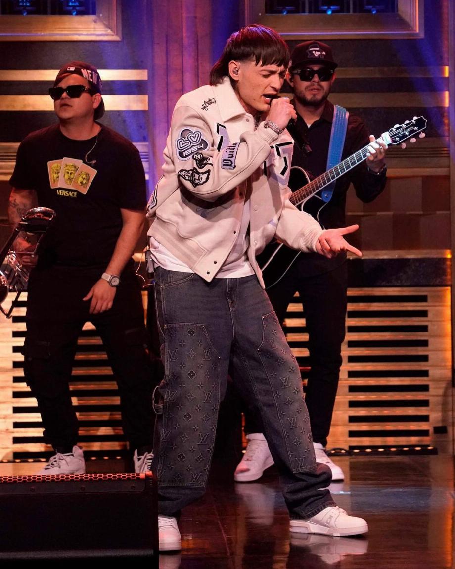 Featherweight est devenu le premier artiste mexicain régional à chanter dans l'un des spectacles nocturnes les plus populaires aux États-Unis, à savoir celui de Jimmy Fallon (Instagram/@fallontonight)