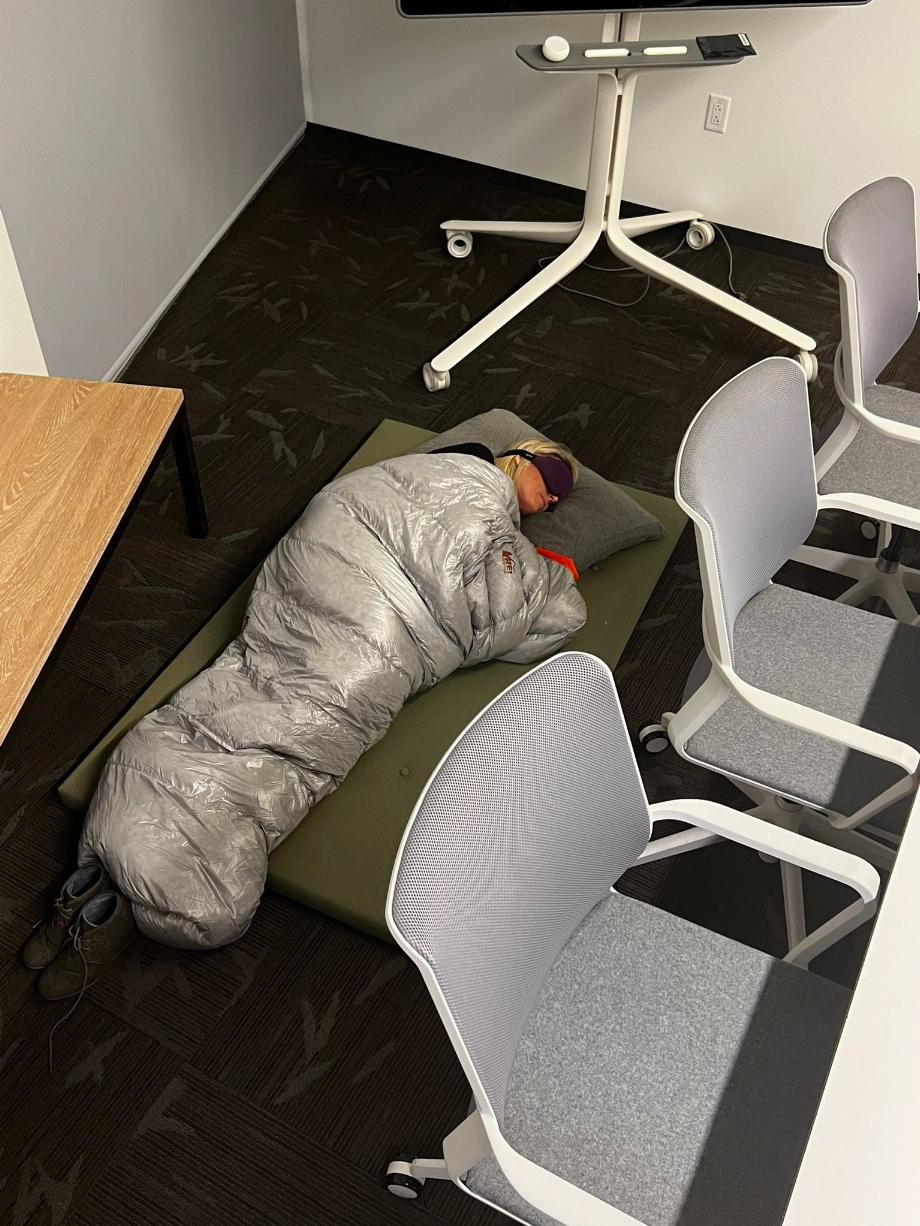 L'ancienne chef de produit Twitter, Esther Crawford, a publié une photo d'elle-même en train de dormir au siège de l'entreprise. (@esthercrawford)