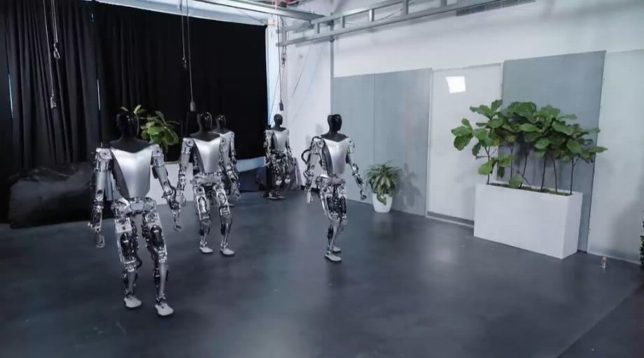 Les robots créés par Tesla, la société d'Elon Musk, peuvent déjà marcher et faire des tâches subalternes. (Capture)
