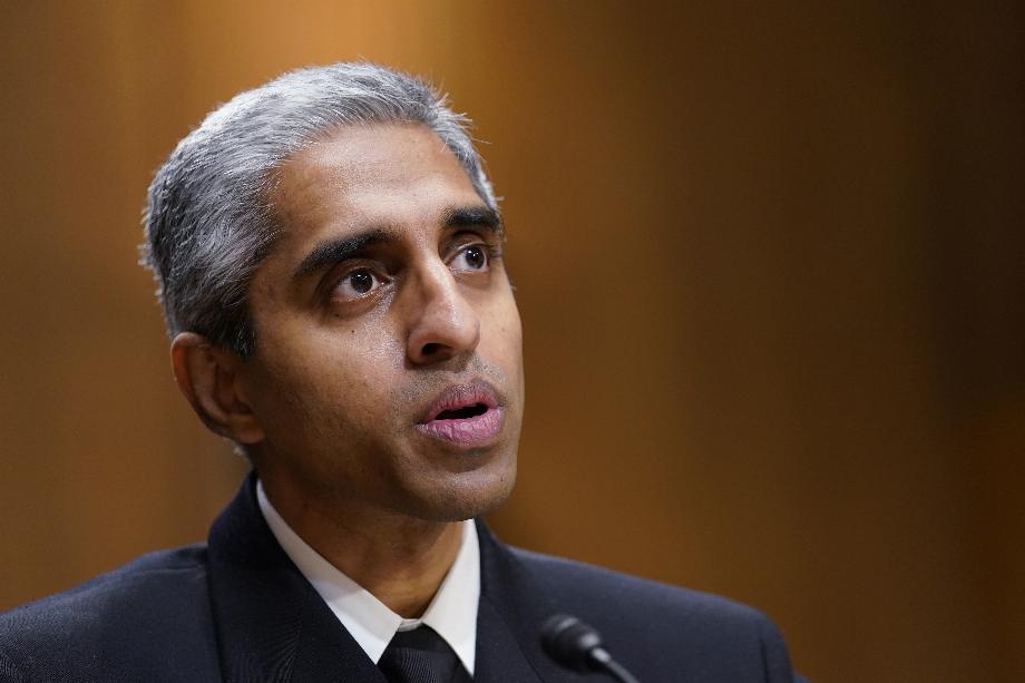 Le Dr Vivek Murthy, directeur de la santé publique des États-Unis, a publié une liste de conseils pour les parents et les adolescents dans l'utilisation des réseaux sociaux (AP Photo/Susan Walsh, File)