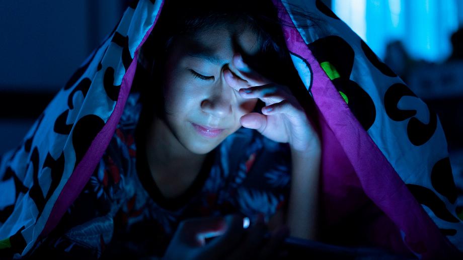 Limitez l'utilisation du téléphone, de la tablette et de l'ordinateur pendant au moins une heure avant de vous coucher et tout au long de la nuit pour vous assurer de dormir suffisamment.