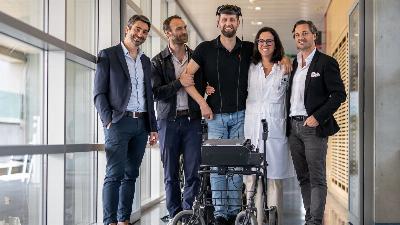 Un homme paraplégique a remarcher grâce à la combinaison d'équipements de pointe et d'intelligence artificielle