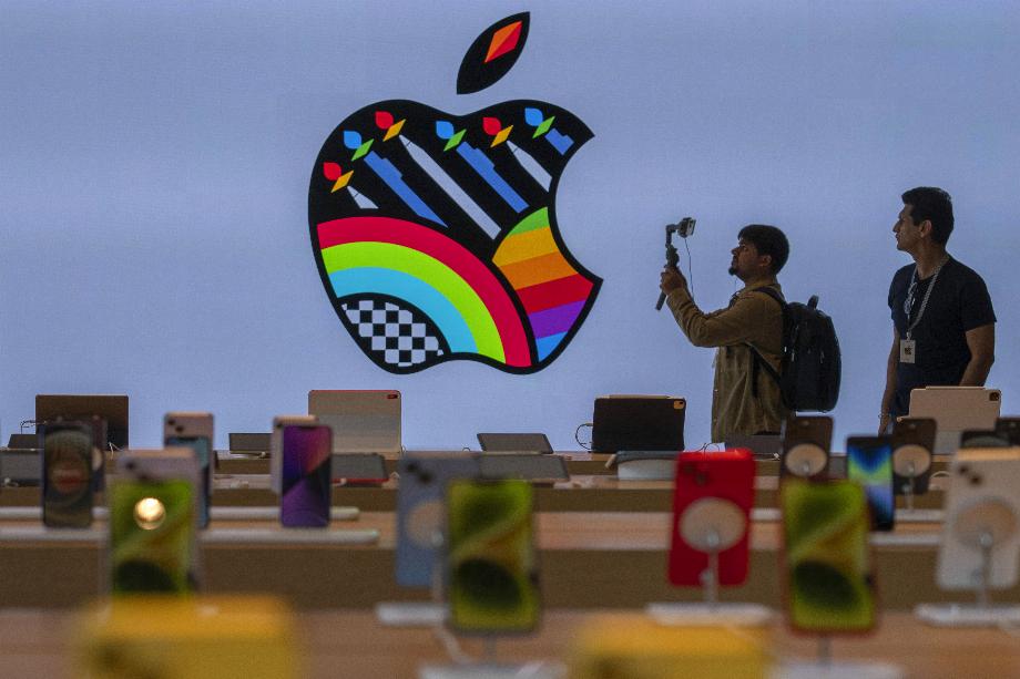 iPhones exposés lors d'un lancement de presse pour le premier Apple Store indien le lundi 17 avril 2023 à Mumbai, en Inde. (AP Photo/Rafiq Maqbool)