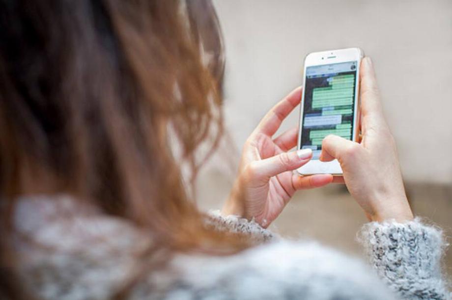 Suivez vos sujets favoris en privé avec les chaînes WhatsApp. (Getty Images)