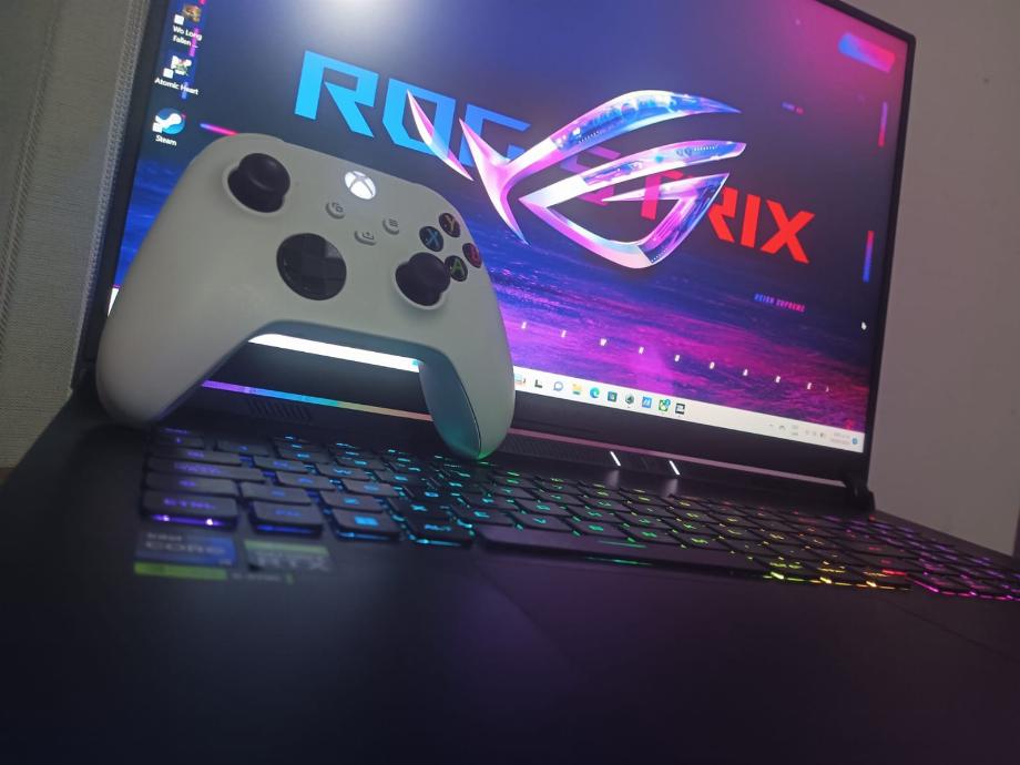 L'ordinateur portable est doté d'un processeur Intel Core i9 et d'une carte graphique Nvidia GeForce RTX 4090.