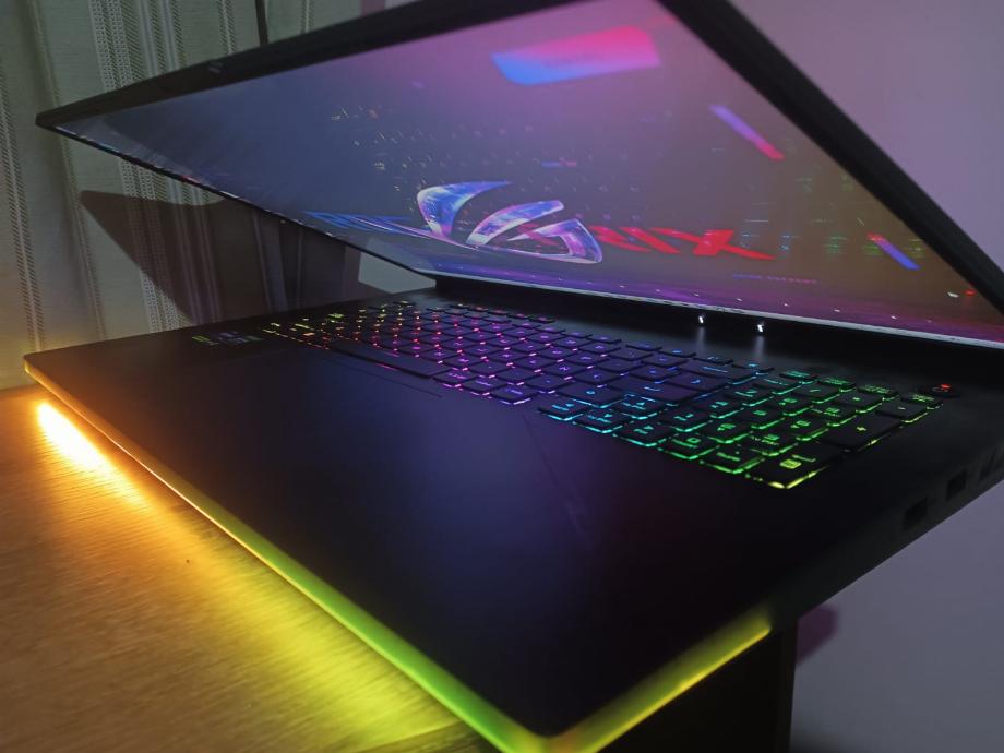 L'ordinateur portable est doté d'un processeur Intel Core i9 et d'une carte graphique GeForce RTX 4090 de Nvidia.