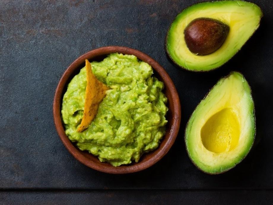 Pour grignoter ou accompagner un repas, le guacamole est un plat mexicain à ne pas manquer dans votre livre de recettes (Europa Press)