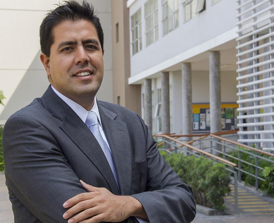 Oscar Montezuma dit que les gouvernements doivent veiller à ne pas trop réglementer l'intelligence artificielle pour ne pas décourager son développement. (UDEP)