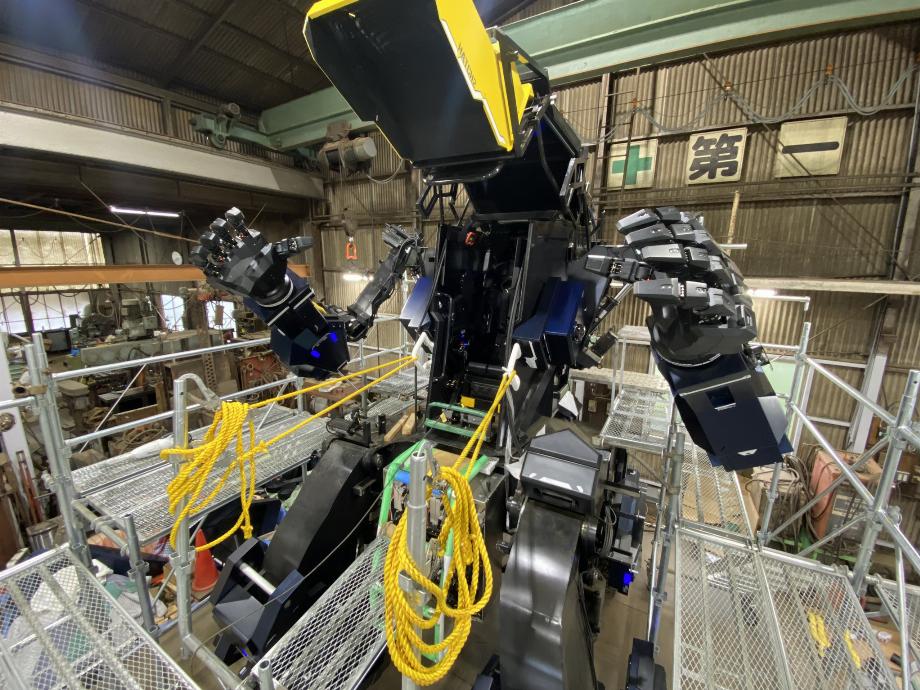 Le robot a 28 articulations pour bouger ses bras et se déplacer.