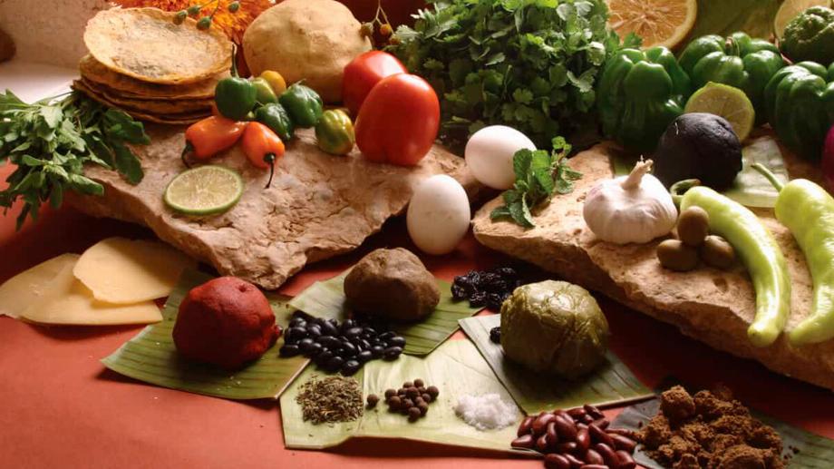 Bien que la plupart des plats traditionnels soient à base d'animaux, il existe des options végétaliennes qui ne sont pas détachées de la saveur de la gastronomie maya. (Pièce sombre)