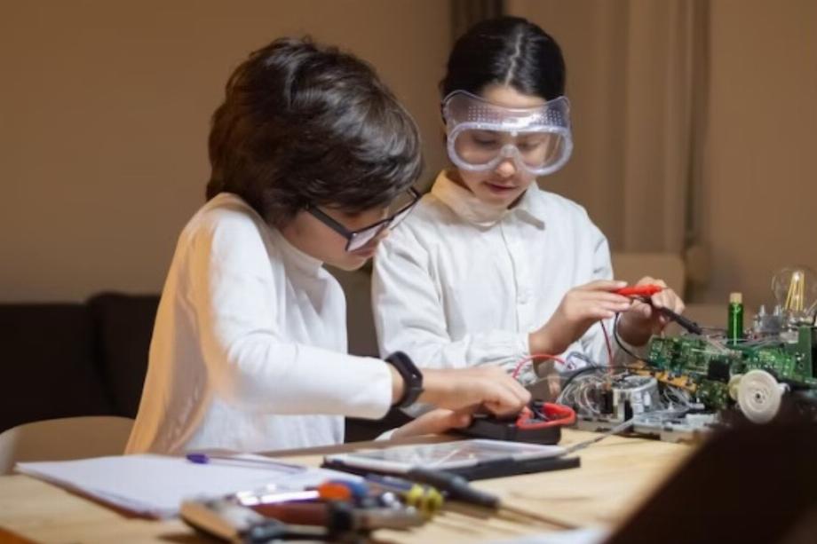 Des étudiants de l'école internationale de Carthagène créent un assistant mathématique utilisant l'intelligence artificielle.