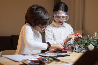 Ils créent Alexa mathématicienne, une assistante avec ChatGPT pour les écoles : qu'adviendra-t-il des enseignants