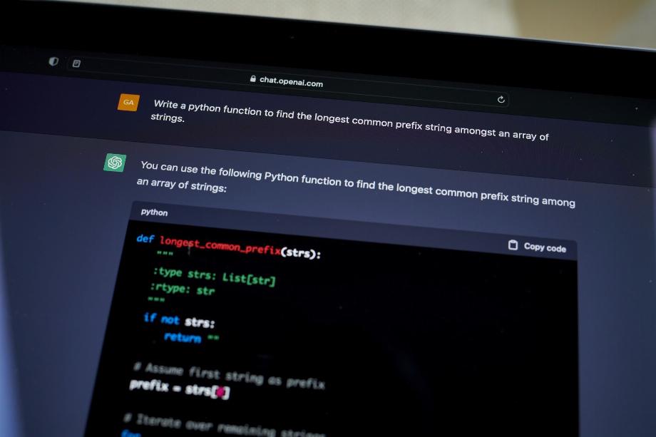 Ces ingénieurs écrivent des codes de texte qui permettent aux programmes de fournir des réponses de plus en plus dans les bons tons et avec des informations précises (Bloomberg)