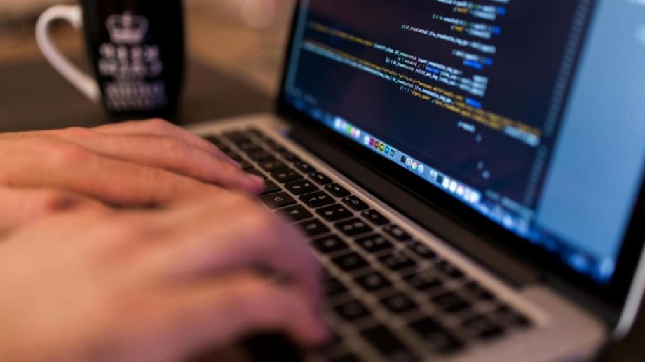 Les candidats à ces postes n'ont pas besoin d'avoir des connaissances en programmation ou en génie informatique