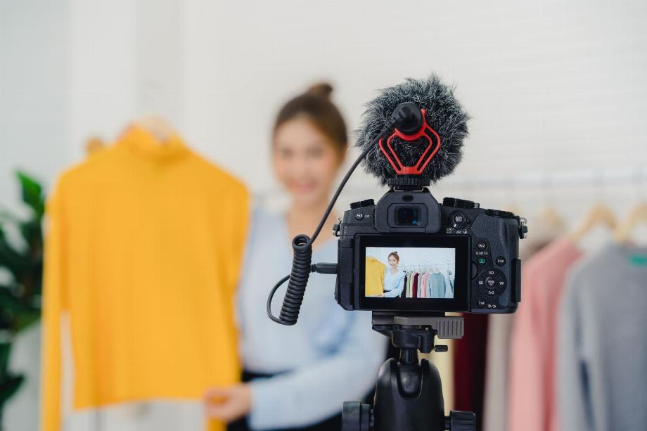 Anti influenceurs : la tendance TikTok qui dément les recommandations des célébrités. Photo : Agence andine.