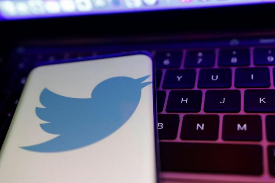 Twitter appliquerait des restrictions sur l'envoi de messages directs pour éviter les cas de spam. Ceux qui souhaitent les supprimer doivent s'abonner à Twitter Blue. (REUTERS/Dado Ruvic)