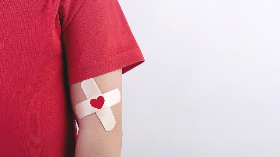 Après chaque extraction, un pansement sera placé là où l'aiguille a été insérée pour faciliter la récupération. (Shutterstock)