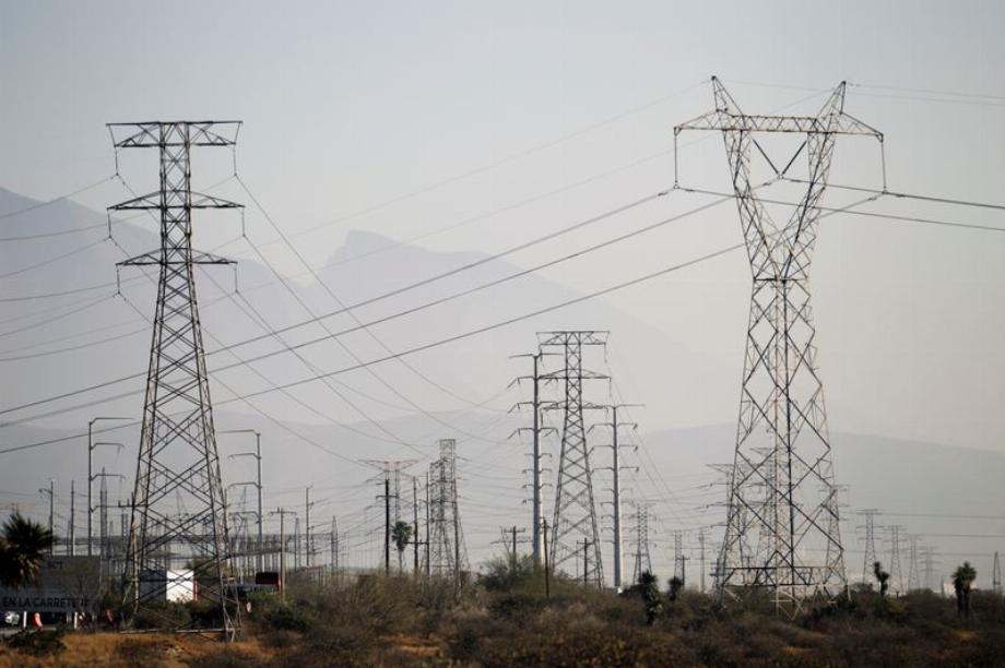 Image de stock. Une vue générale montre les lignes électriques à haute tension appartenant à la compagnie d'électricité publique mexicaine connue sous le nom de Comision Federal de Electricidad (CFE), à Santa Catarina, à la périphérie de Monterrey, Mexique, décembre 9. Février 2021. REUTERS/Daniel Becerril