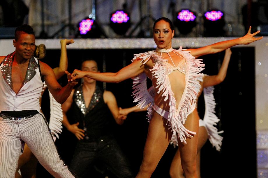 Danseurs de la compagnie colombienne Delirio lors d'une présentation de la Deuxième Biennale Internationale de la Danse dans la ville de Cali (Colombie). À l'étranger, il est communément admis que tous les Colombiens dansent professionnellement la salsa ou le vallenato. /EFE/CHRISTIAN ESCOBAR MORA/Fichier