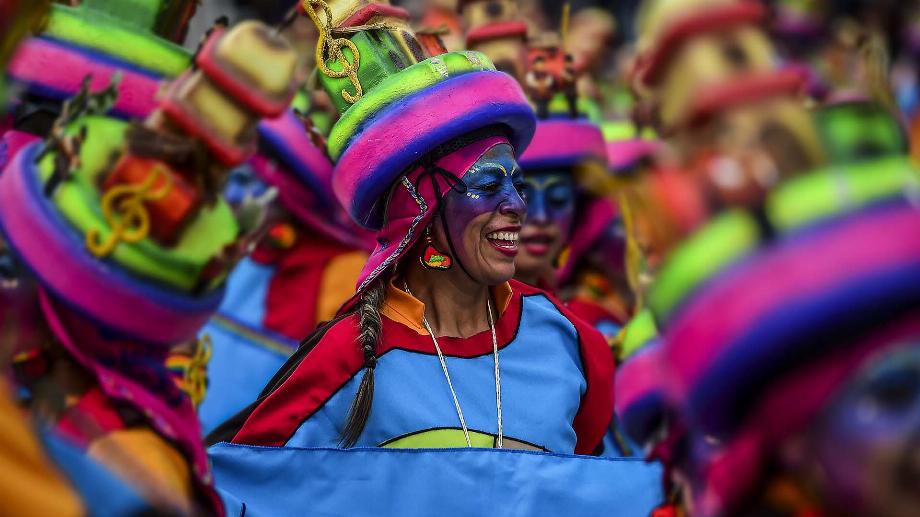 Image d'archive d'un carnaval colombien. Parmi les stéréotypes et les clichés qui ont cours sur la Colombie, il y a que ses habitants continuent de faire la fête. /REUTERS