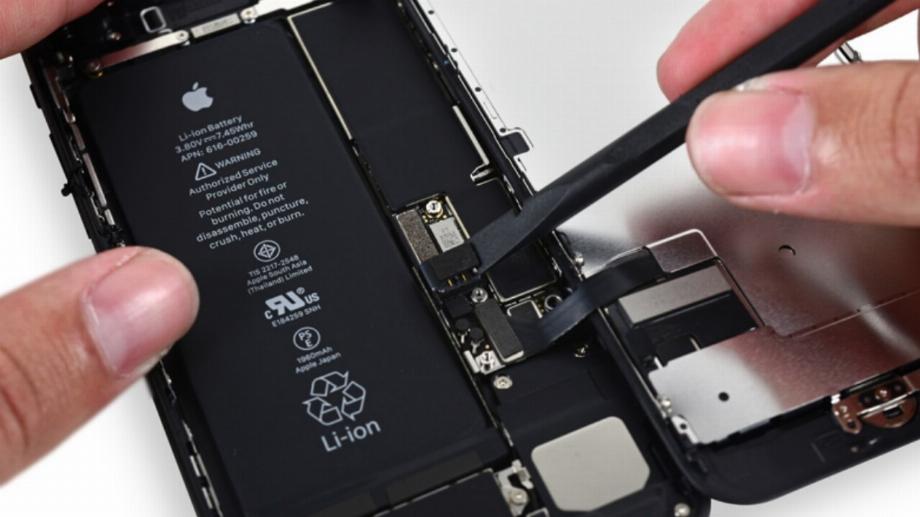 Actuellement, pour accéder à la batterie de l'iPhone, vous devez vous rendre dans un service technique officiel. (photo : service technique Apple)