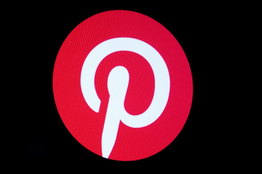 Le logo Pinterest est affiché sur un écran sur le parquet de la Bourse de New York (NYSE) à New York, États-Unis, le 20 octobre 2021. REUTERS/Brendan McDermid