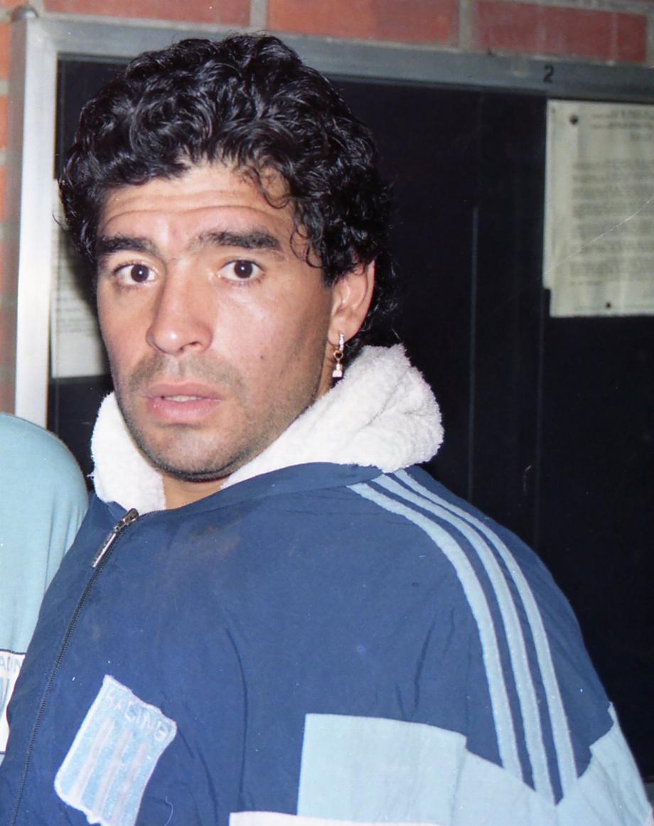 À partir d'images réalisées au moyen de l'intelligence artificielle, un jeune Maradona et le champion 1986 Maradona établiront un contact