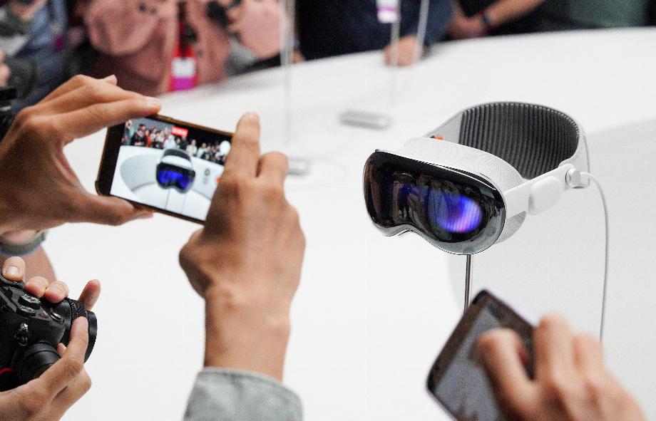 Présentation du Vision Pro d'Apple lors de la conférence annuelle d'Apple à Cupertino (Photo : REUTERS/Loren Elliott)