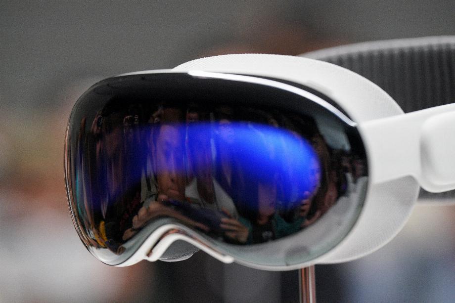 Apple Vision Pro aurait une bande de support supérieure comme premier accessoire. (REUTERS/Loren Elliott)