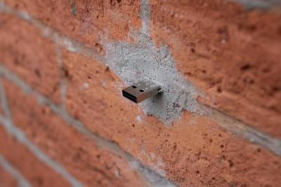 C'est ainsi que fonctionne Dead Drop, un réseau USB public caché dans les murs ou les murs