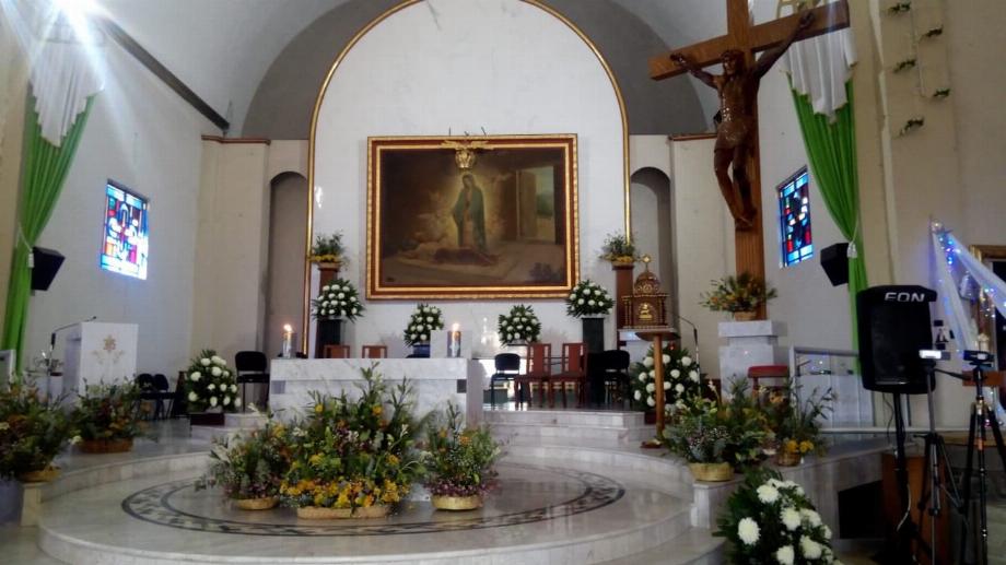 Cette église se dresse parmi l'architecture détaillée et les légendes locales sur les