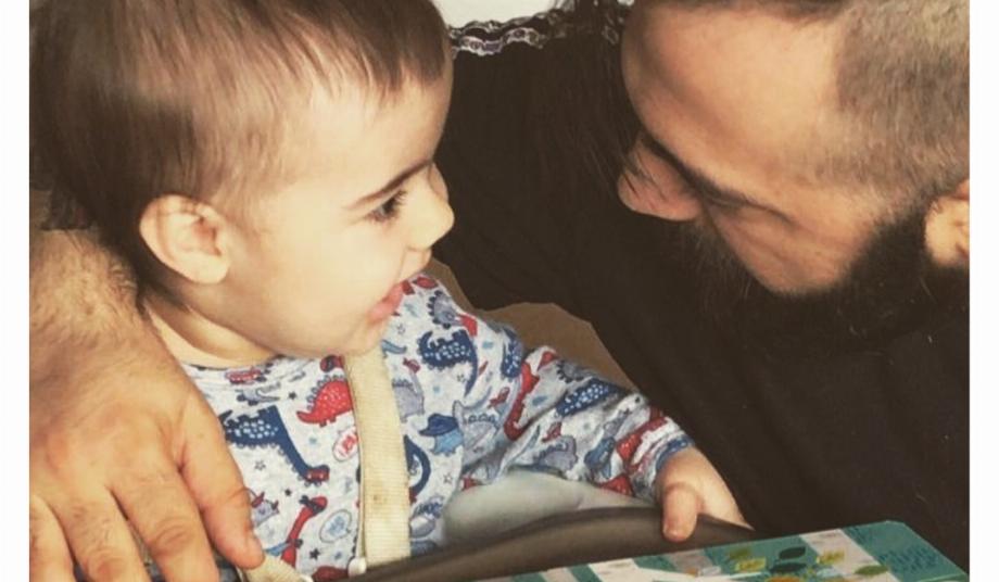 Riipy Rizza avec son fils de quatre ans, qui considère les jeux vidéo comme le travail de son père. (instagram)