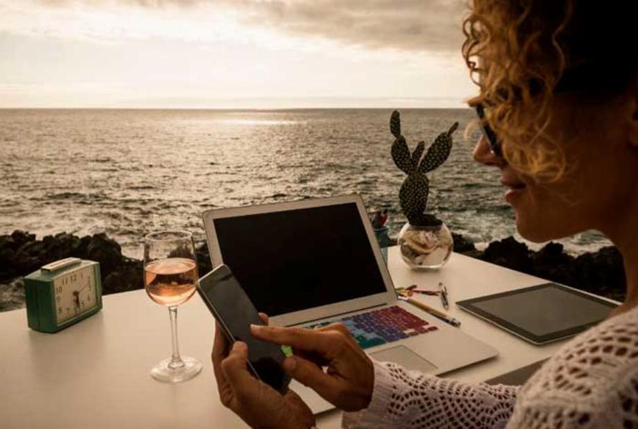Les « nomades numériques » ont tendance à voyager et à visiter de nouveaux endroits grâce à la flexibilité du travail à distance. (photo: amour Caminito)