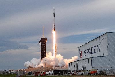 SpaceX et Thales lancent un satellite pour découvrir comment l'univers s'étend