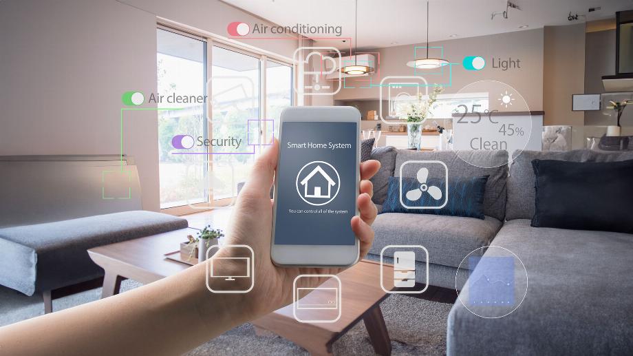 Les appareils numériques tels qu'un téléphone portable facilitent l'utilisation de l'intelligence artificielle à la maison (Getty Images)