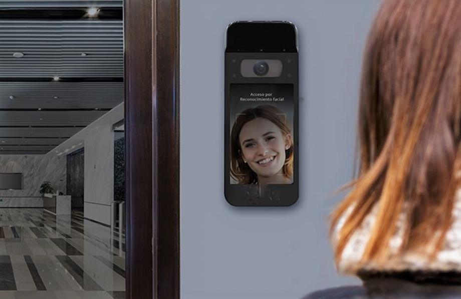 Grâce à l'IA, une porte intelligente peut être installée qui améliore la sécurité en permettant des systèmes de contrôle d'accès plus avancés.