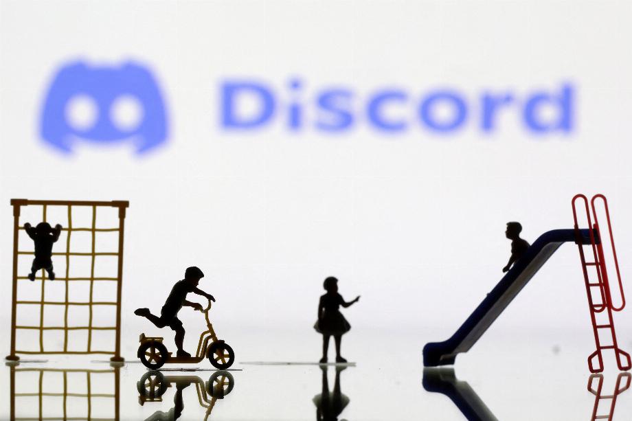 Des miniatures d'aires de jeux pour enfants sont visibles devant le logo Discord affiché dans cette illustration prise le 4 avril 2023. REUTERS/Dado Ruvic/Illustration