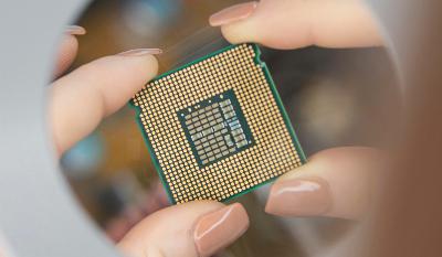 Pourquoi est-il dangereux d'installer des puces à intelligence artificielle chez l'homme ?