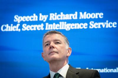 Le chef du renseignement britannique a révélé que ses espions utilisaient l'IA pour perturber le flux d'armes vers la Russie